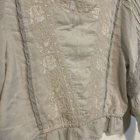 American Eagle Cross Stitch Cropped Flutter Sleeve Blouse Size Medium - Picture 2 of 11